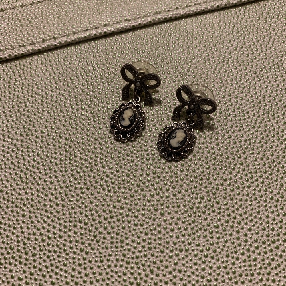 Vintage earring cameo